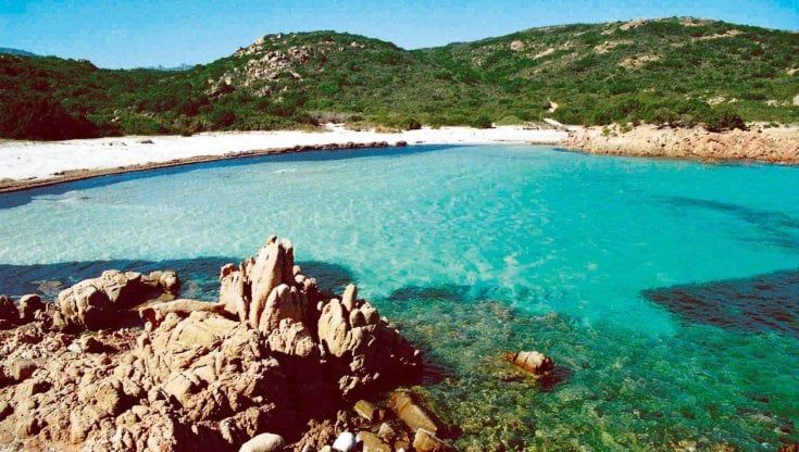 Coronavirus, la parabola della Sardegna che punta all'estate Covid free: dal primato della zona bianca all'ingresso in rosso 