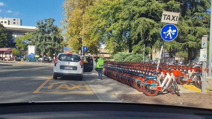 I tassisti travolti dal Cersaie: “Traffico, cantieri e niente preferenziali, impossibile lavorare”