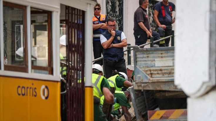 Lisbona, la rabbia dopo la strage: “Controlli saltati sulla funicolare”