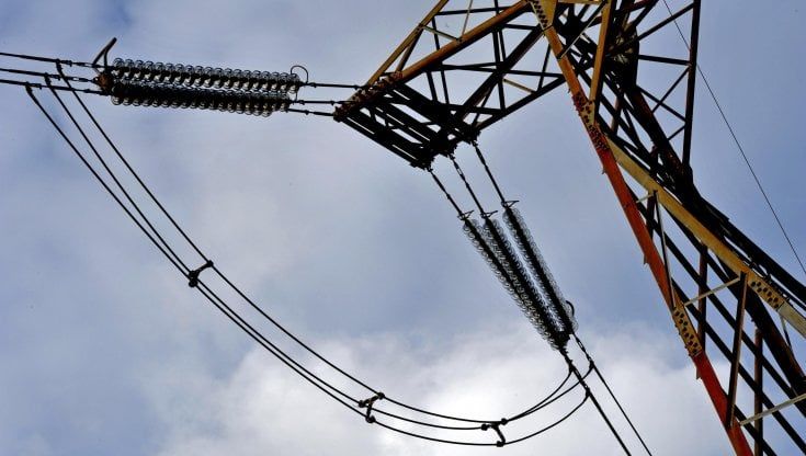 Inflazione, novembre a +3,7%: top dal 2008. Draghi sulle bollette: "Da governo 3,8 miliardi, pronti a metter di più". Un anno in più per il mercato tutelato