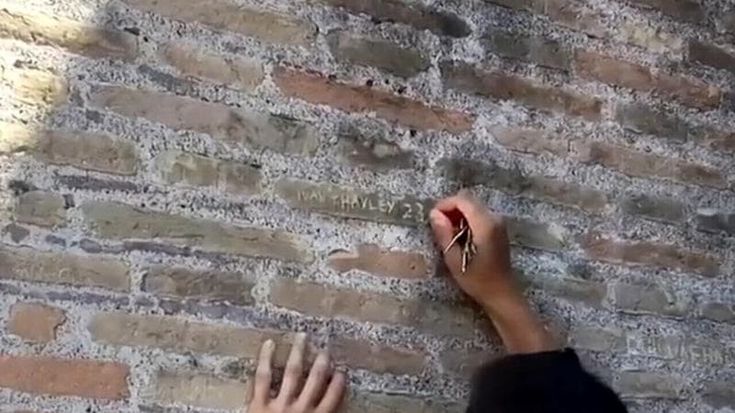 Colosseo, ancora uno sfregio: 17enne svizzera incide la sua iniziale, denunciata
