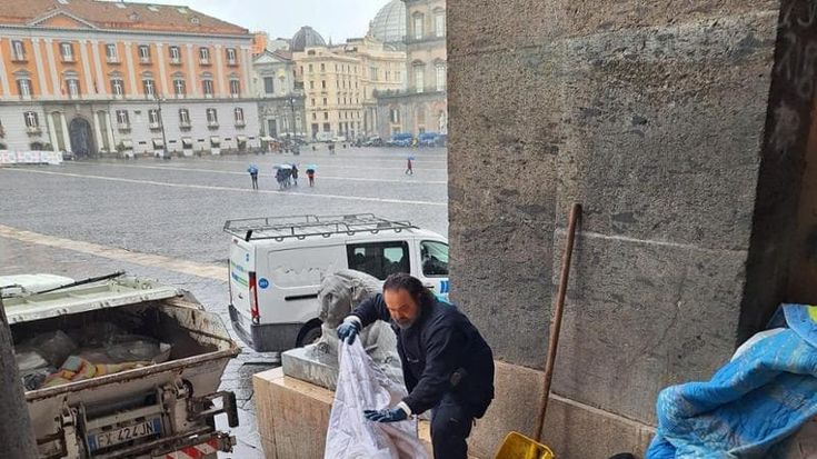 Piazza del Plebiscito, pulizia del colonnato
