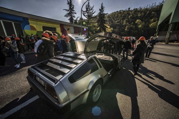 Ritorno al futuro, la mitica DeLorean 2.0: rifiuti nel serbatoio, oggi è realtà