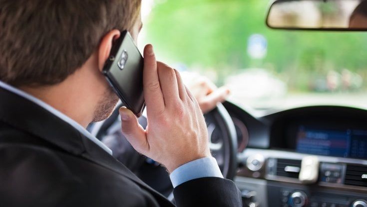 Al cellulare mentre si guida, multe (quasi) triplicate in un anno a Torino