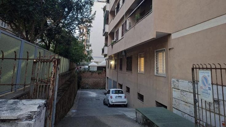Giovane caduto dal B&B, il vicino: “Era a testa in giù, mi ha guardato, aveva gli occhi spenti”