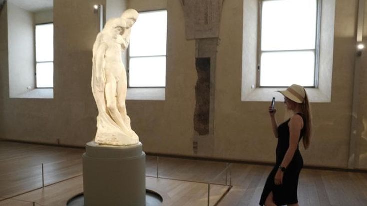 La Pietà Rondanini incanta i visitatori: il nuovo allestimento al Castello Sforzesco premiato da guide e turisti