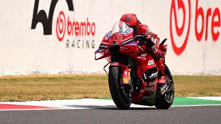 MotoGp al Mugello in diretta, Marc Marquez vince la Sprint davanti al fratello Alex. Bagnaia terzo