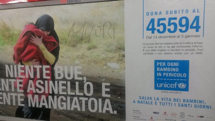 Milano, vergogna nel metrò: "Via quelle orrende scritte sui manifesti dell'Unicef"