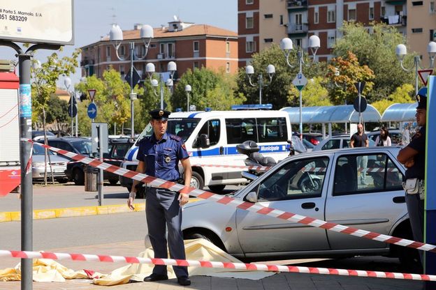 Scende dall'auto e ne rimane schiacciato
