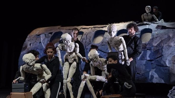 “Oltre”, la tragedia dei sopravvissuti che diventa poesia in scena