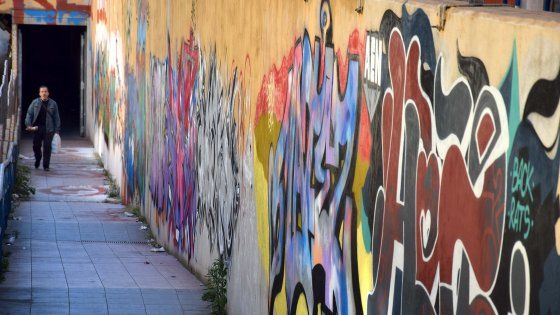Bari, il Comune affida un sottovia ai writers ma i residenti protestano: "Deturpato"