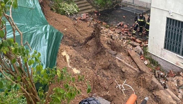 Allerta arancione a Genova, crolla muraglione in corso Europa. Allagamenti a Quarto e Quinto
