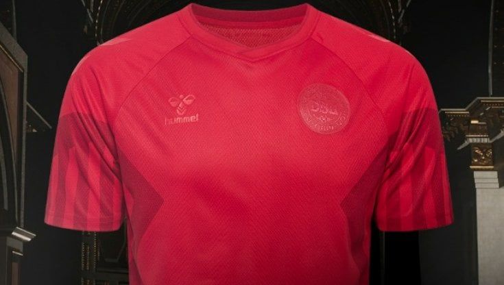 Danimarca, lo sponsor tecnico Hummel sparisce dalla maglia "per le migliaia di lavoratori morti per il Mondiale in Qatar"