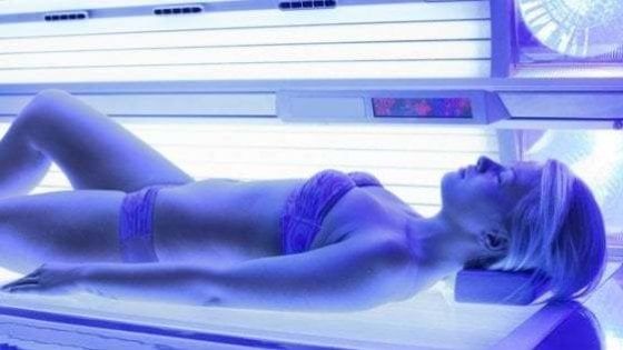 Melanoma, “Le lampade solari negli under 30 aumentano del 75% il rischio: chiederemo il divieto per tutti”
