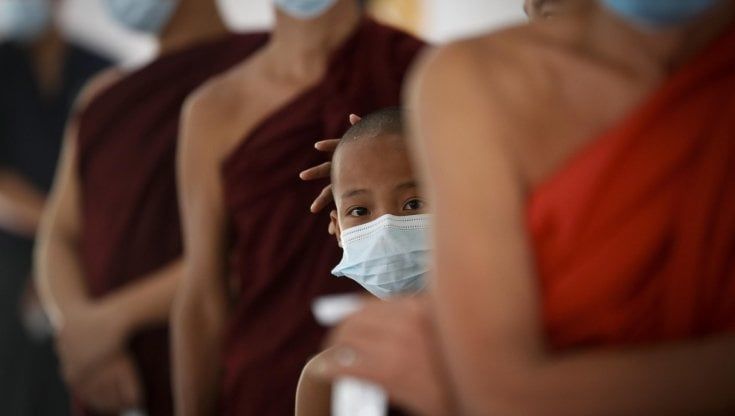 Coronavirus nel mondo, l'Austria verso il lockdown. Oltre 49 mila casi in Francia in 24 ore