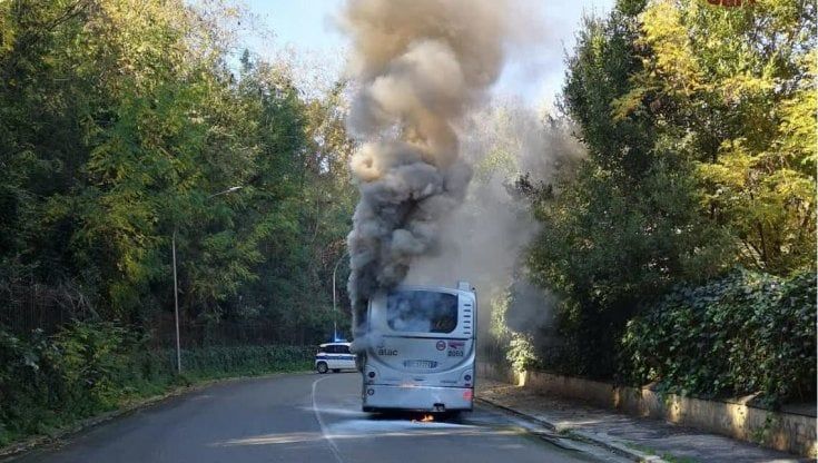 Flambus a Ponte Milvio, vettura a fuoco, è la 25 esima dall'inizio dell'anno