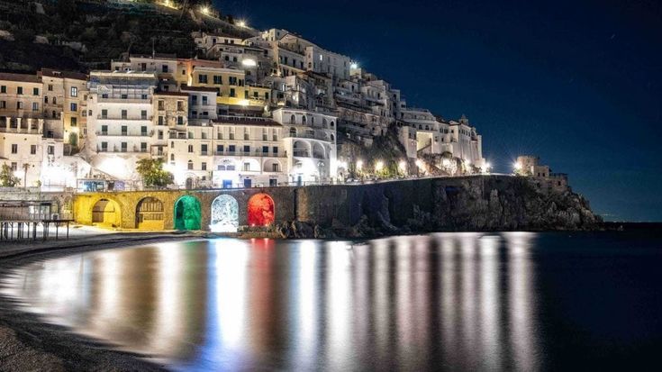 Coronavirus, Amalfi illumina col tricolore le arcate della Marina Grande