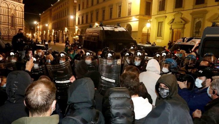Firenze, guerriglia in centro alla manifestazione: bottiglie e sassi contro le forze dell'ordine, 20 fermati 