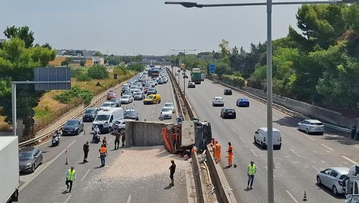 Bari, camion si ribalta sulla statale 16: coinvolti quattro mezzi. Tangenziale chiusa verso nord