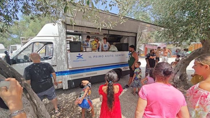 Incendio nel campo rom a Bari, in 20 rimasti senza casa: “Gli insulti? Pensiamo a cibo e vestiti”