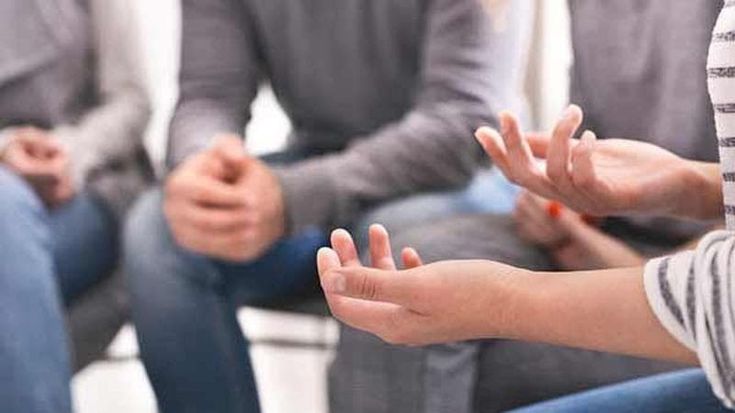 Cinquant’anni di Alcolisti anonimi: dai primi incontri a casa di un’amica sobria alla rete lombarda