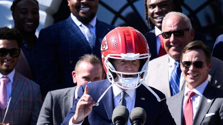Nfl, Biden pazzo dei Chiefs: “Una dinastia, Mahomes è il re delle rimonte, siete grandi”. E per la prima volta un presidente Usa indossa un casco da football