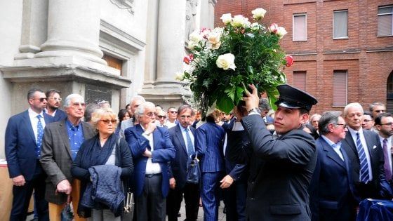Milano, l'addio a Salvatore Ligresti: in chiesa fiori bianchi e le musiche de 'Il Gladiatore'