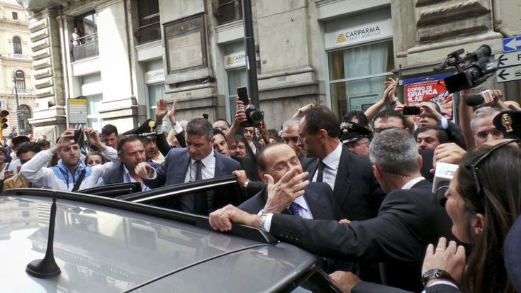 Berlusconi, gli applausi e la pizza