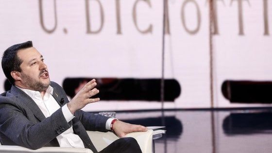 Diciotti, Salvini in Giunta delle Immunità consulta le carte