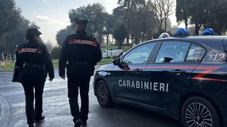 Villa Borghese, gli dà appuntamento per comprare un iPhone ma lo rapina con lo spray al peperoncino