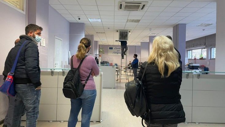 Disoccupati in fila al Centro per l'impiego senza addetti: a Palermo 15 mesi solo per registrarsi