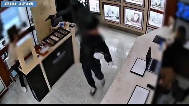 Rapinarono gioielleria e ufficio postale nell’arco di due giorni: incastrati dalle videocamere