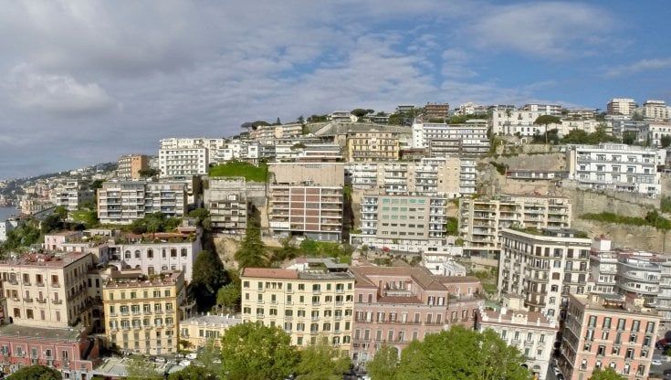 Il piano casa di De Luca: più cemento e permessi veloci. Insorge l'opposizione