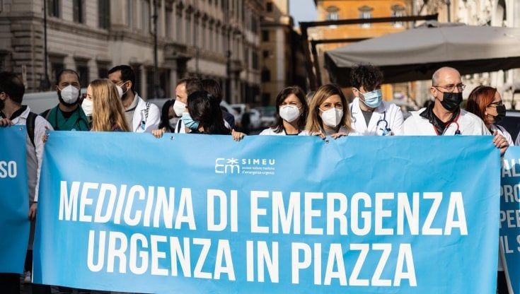 Il primario dello Spallanzani: "Per combattere il covid non c'è solo la pillola Pfizer: anche i farmaci comuni sono efficaci"