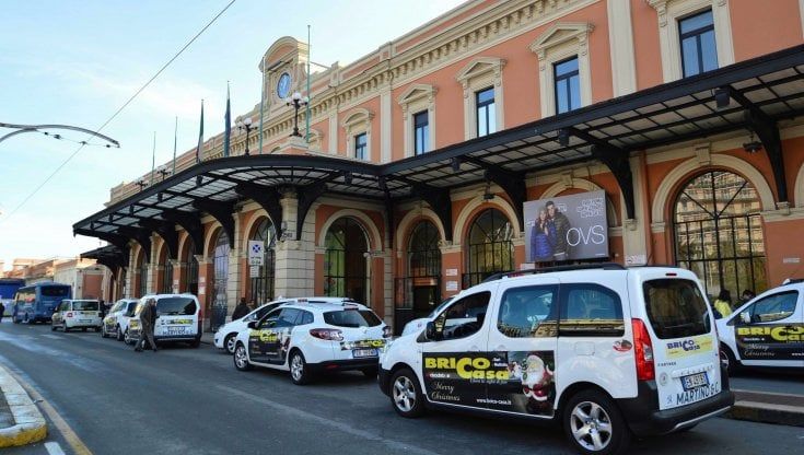 Bari si conferma regina del turismo: "Ma la centrale dei taxi non parla inglese e i noleggi sono carissimi"