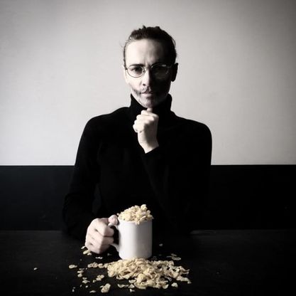 Indovina chi viene a colazione: i mille volti di un'artista, da Steve Jobs a Biancaneve
