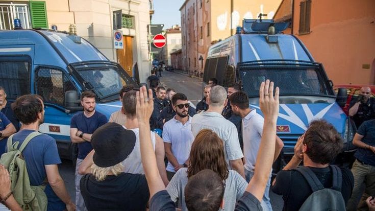 Sgombero dell’ex caserma Masini, occupanti sul tetto
