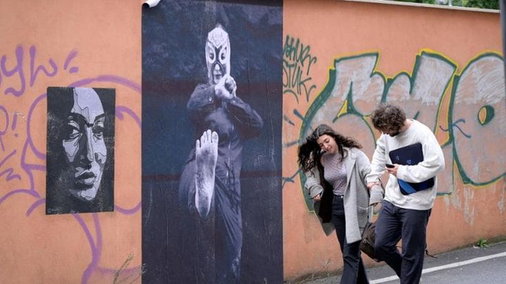 Enormi foto di donne mascherate in giro per la città: la nuova protesta di “Lucha y Siesta”