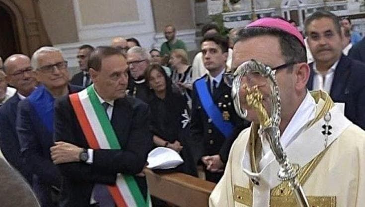 Benevento, Mastella rivela in Duomo: "Sono malato, pregate per me"