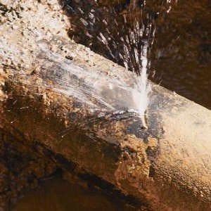 Genova, ennesima rottura di un tubo dell'acqua