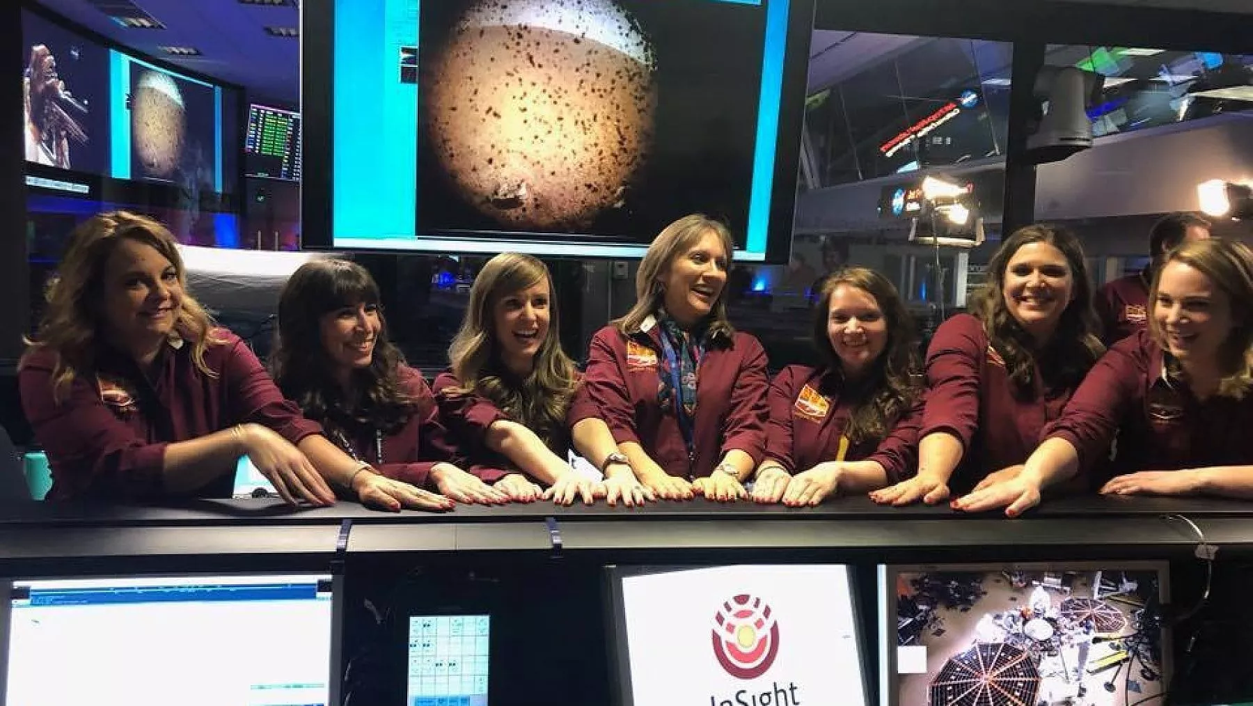 Risultati immagini per le ragazze della nasa che sono arrivate su marte immagini?