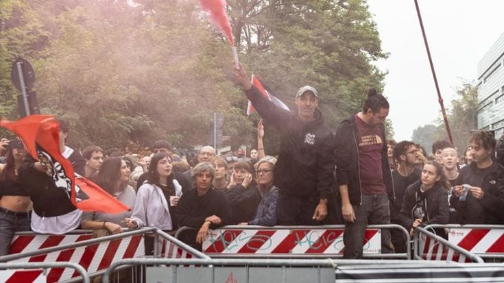 Salvini e Sardone al presidio per la sicurezza davanti al Lambretta, gli attivisti: “Pensi ai treni”