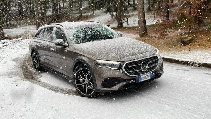 Mercedes All Terrain 300 de Plug-in Hybrid, la SW pronta a tutto. Anche alla neve