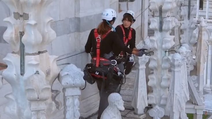Pisa, un monitoraggio “da film” sul Battistero: le restauratrici intervengono aggrappate alle funi