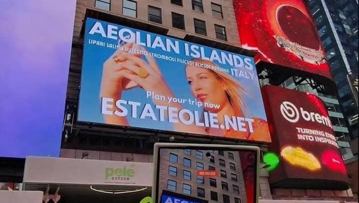 A Times Square lo spot con la modella di Lipari per pubblicizzare le Eolie