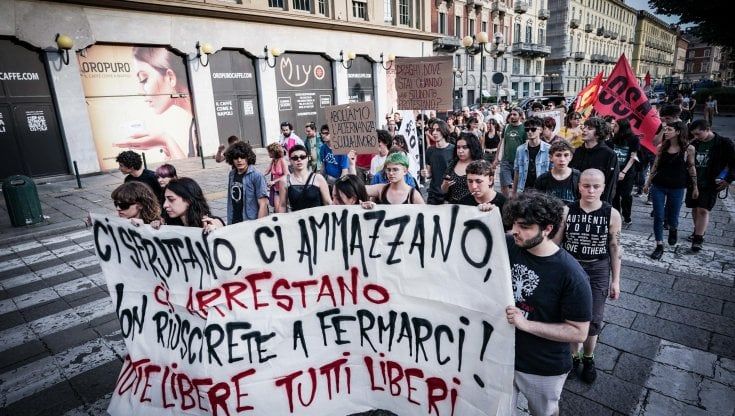 Studenti in carcere per l'assalto all'Unione industriali, le mamme in piazza: "Lasciateli liberi"