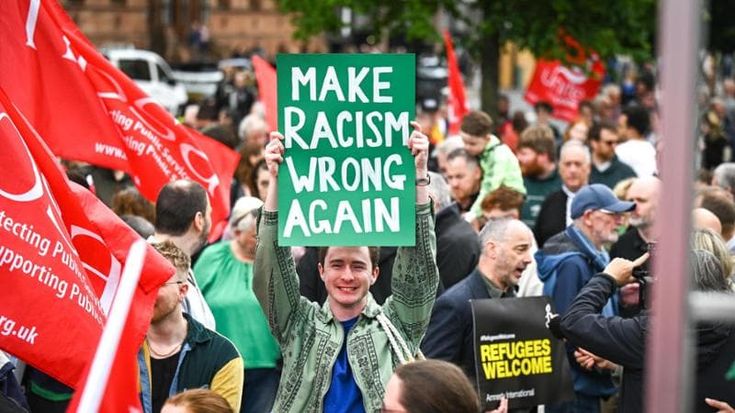 Belfast, in migliaia scendono in piazza contro il razzismo dopo le violente proteste anti-migranti