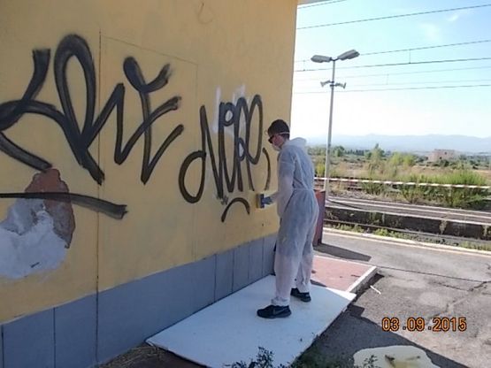 Bagni di Tivoli, writers a lavoro per cancellare i loro graffiti alla stazione