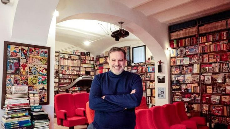 A casa di Fausto Brizzi: il loft pieno di libri, due juke box e un grande schermo