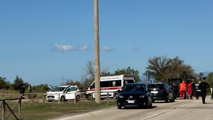 Metronotte trovato morto in auto nel Salernitano, ucciso con un colpo di pistola: caccia ai killer